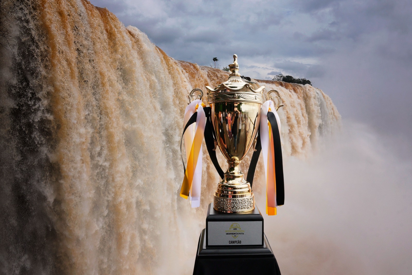 Taça da Copa Intercontinental Decathlon Kipsta é apresentada nas Cataratas do Iguaçu